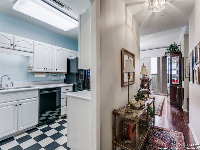 1 Towers Park Ln Apt 412, San Antonio, TX 78209