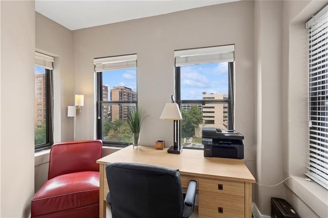 807 W 48th Street 701, Kansas City, MO 64112