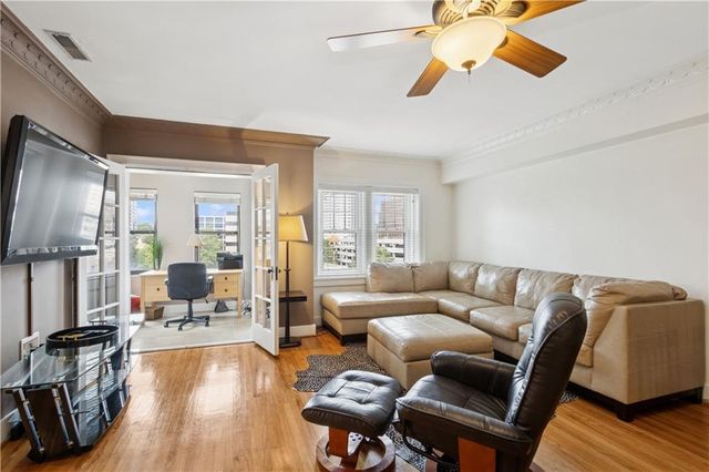 807 W 48th Street 701, Kansas City, MO 64112