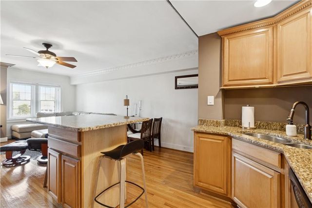 807 W 48th Street 701, Kansas City, MO 64112