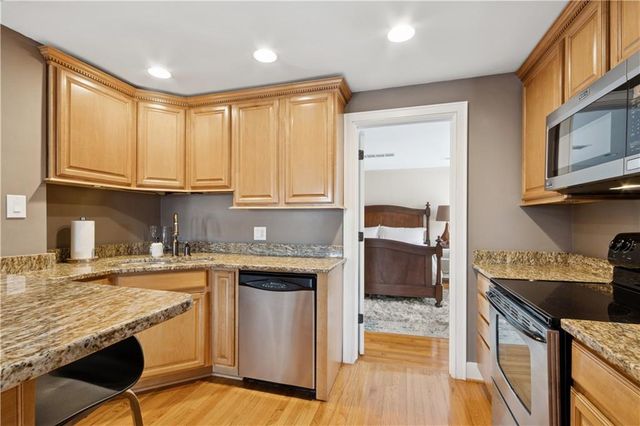 807 W 48th Street 701, Kansas City, MO 64112