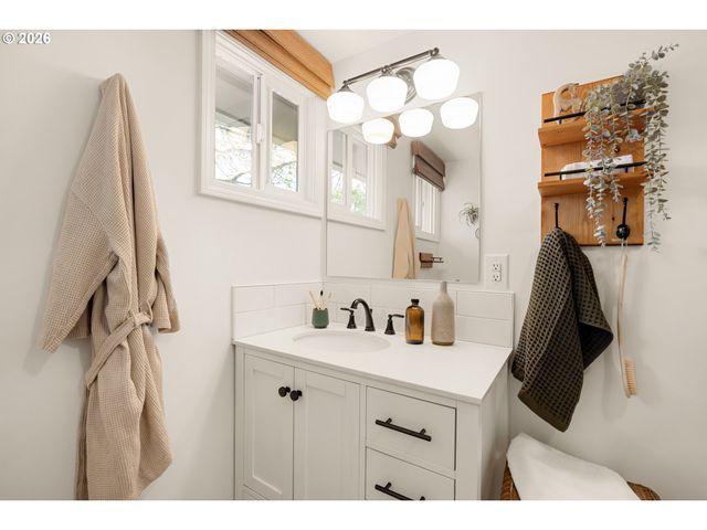 7560 Sw 67TH Ave, Portland, OR 97223