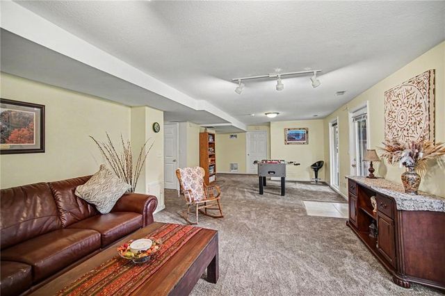 1538 Canterbury Lane, Liberty, MO 64068