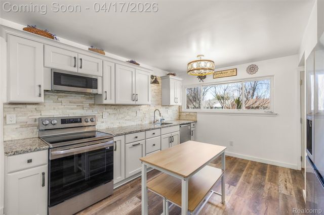 8138 Hillcrest Boulevard, Westland, MI 48185