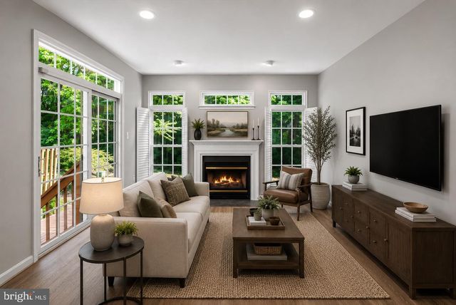 5642 GOVERNORS POND CIR, Alexandria, VA 22310