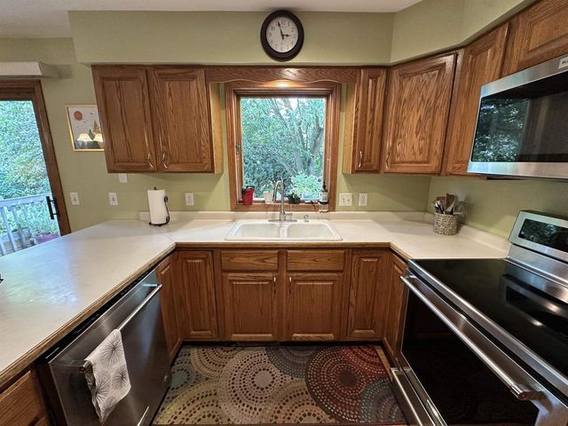 1643 Erin Hill, Stoughton, WI 53589