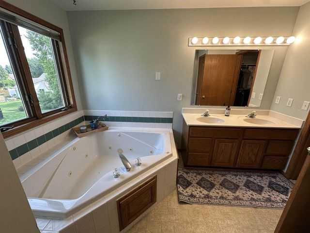 1643 Erin Hill, Stoughton, WI 53589