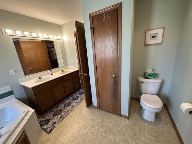 1643 Erin Hill, Stoughton, WI 53589