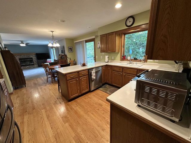 1643 Erin Hill, Stoughton, WI 53589