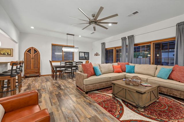 334 Vineyard Road NW, Los Ranchos, NM 87107