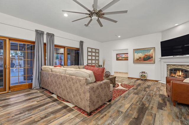 334 Vineyard Road NW, Los Ranchos, NM 87107