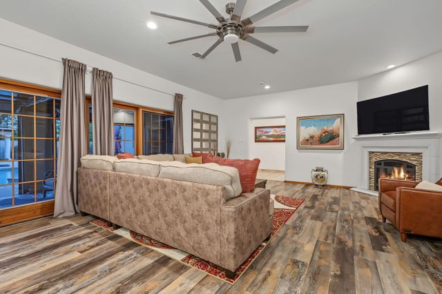 334 Vineyard Road NW, Los Ranchos, NM 87107