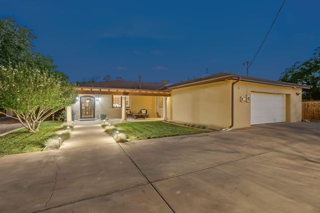 334 Vineyard Road NW, Los Ranchos, NM 87107
