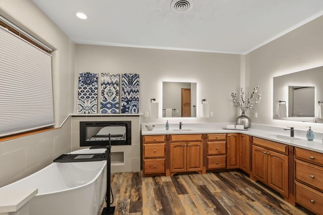 334 Vineyard Road NW, Los Ranchos, NM 87107