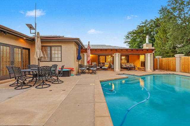 334 Vineyard Road NW, Los Ranchos, NM 87107
