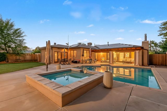 334 Vineyard Road NW, Los Ranchos, NM 87107