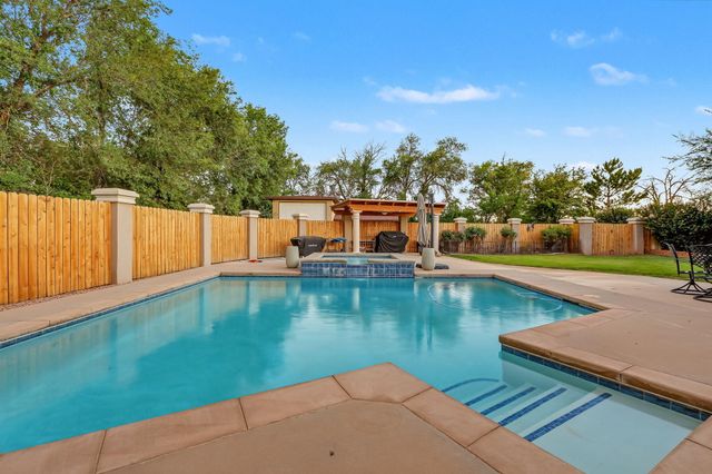 334 Vineyard Road NW, Los Ranchos, NM 87107