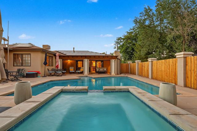 334 Vineyard Road NW, Los Ranchos, NM 87107