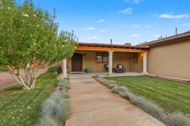 334 Vineyard Road NW, Los Ranchos, NM 87107