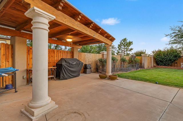 334 Vineyard Road NW, Los Ranchos, NM 87107