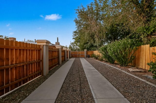 334 Vineyard Road NW, Los Ranchos, NM 87107