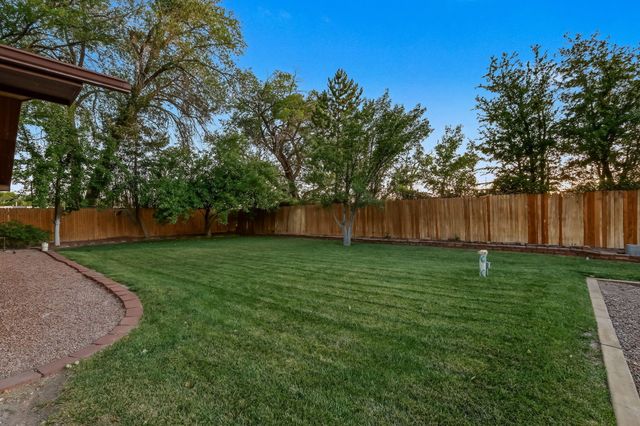 334 Vineyard Road NW, Los Ranchos, NM 87107