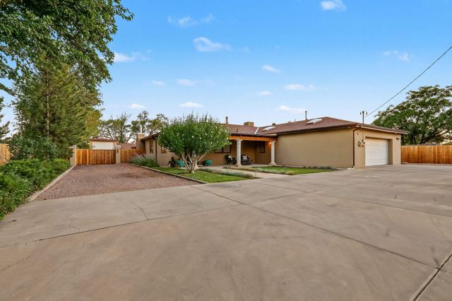 334 Vineyard Road NW, Los Ranchos, NM 87107