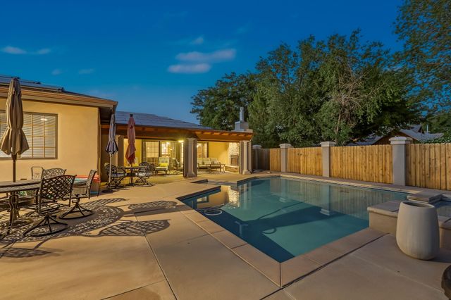 334 Vineyard Road NW, Los Ranchos, NM 87107