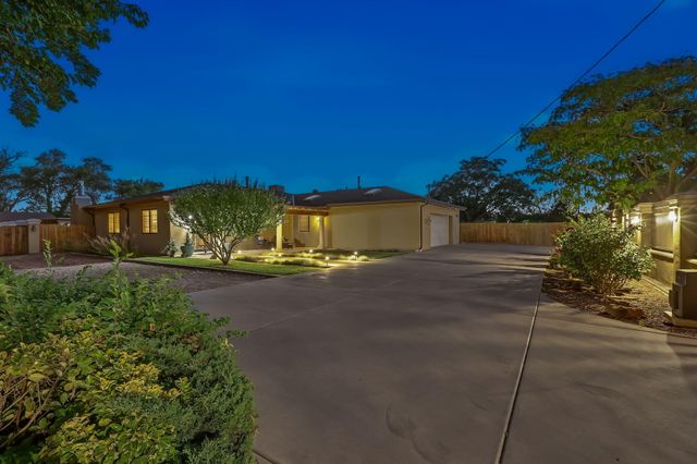 334 Vineyard Road NW, Los Ranchos, NM 87107