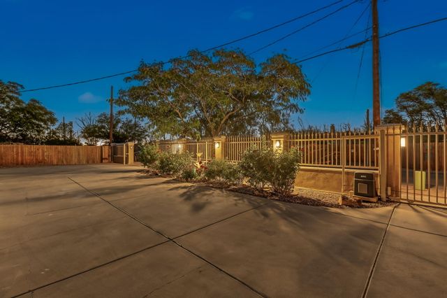 334 Vineyard Road NW, Los Ranchos, NM 87107