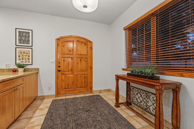 334 Vineyard Road NW, Los Ranchos, NM 87107