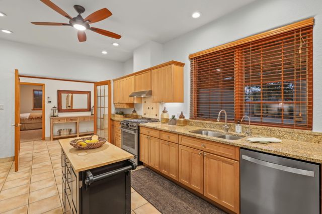 334 Vineyard Road NW, Los Ranchos, NM 87107