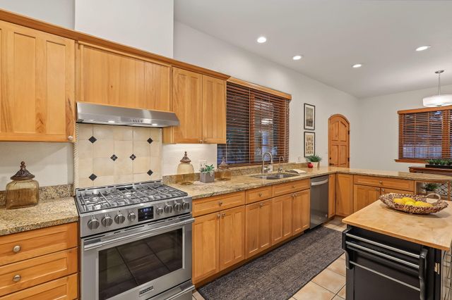 334 Vineyard Road NW, Los Ranchos, NM 87107