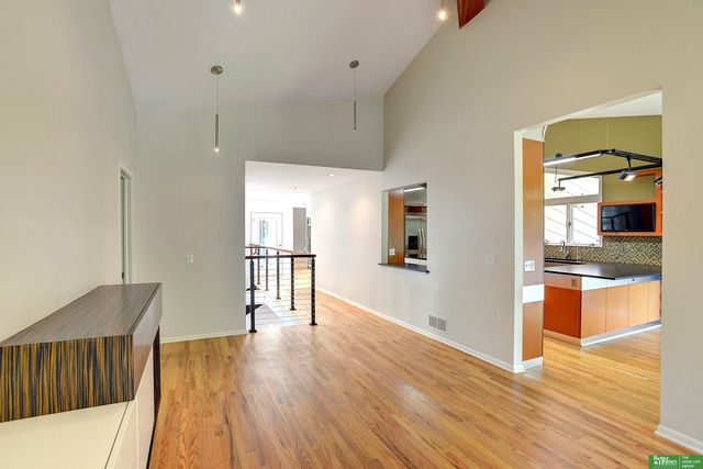 6018 Country Club Oaks Plaza, Omaha, NE 68152