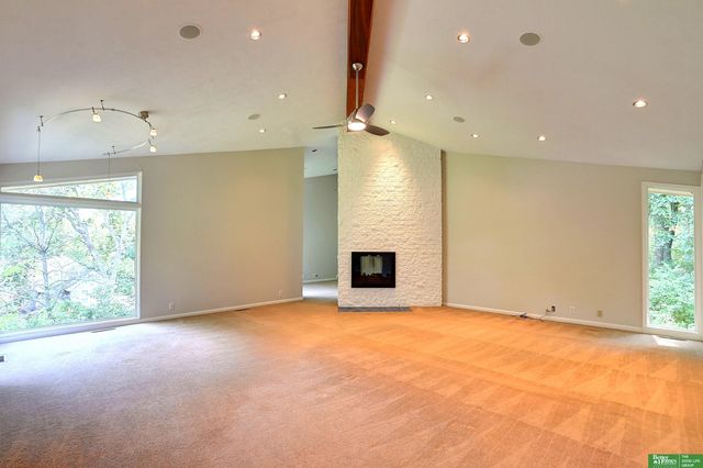 6018 Country Club Oaks Plaza, Omaha, NE 68152