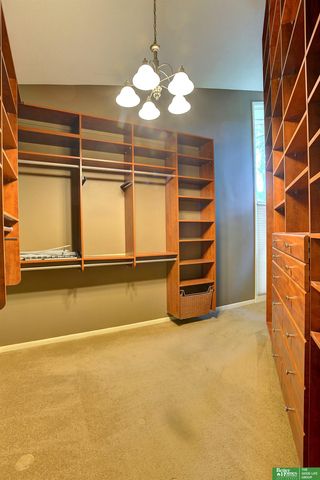 6018 Country Club Oaks Plaza, Omaha, NE 68152