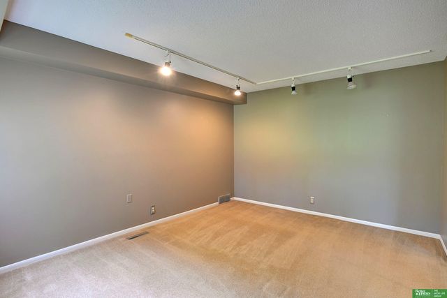 6018 Country Club Oaks Plaza, Omaha, NE 68152