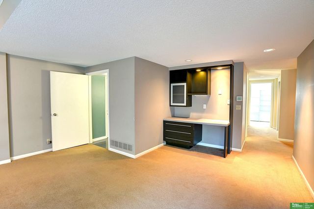 6018 Country Club Oaks Plaza, Omaha, NE 68152