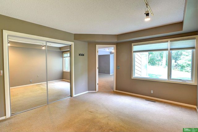 6018 Country Club Oaks Plaza, Omaha, NE 68152