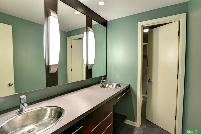 6018 Country Club Oaks Plaza, Omaha, NE 68152