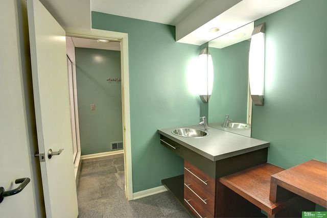 6018 Country Club Oaks Plaza, Omaha, NE 68152