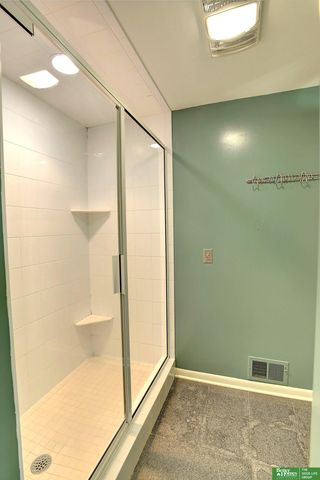 6018 Country Club Oaks Plaza, Omaha, NE 68152