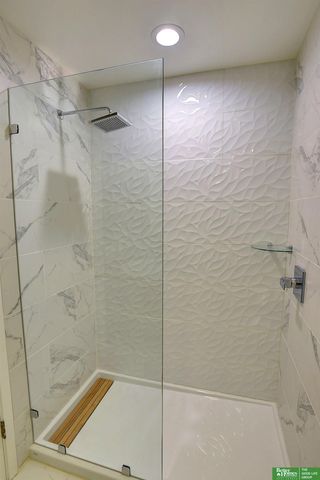 6018 Country Club Oaks Plaza, Omaha, NE 68152