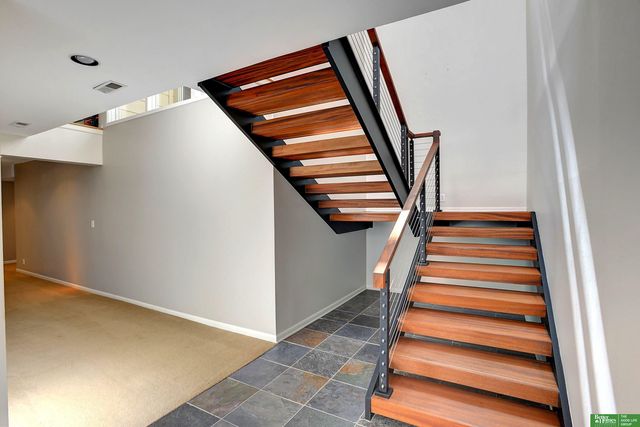 6018 Country Club Oaks Plaza, Omaha, NE 68152