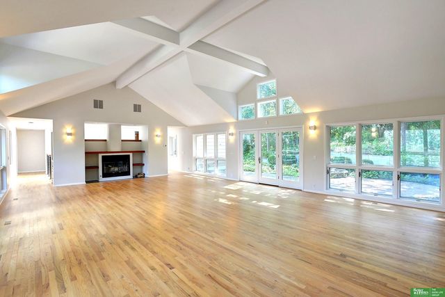 6018 Country Club Oaks Plaza, Omaha, NE 68152