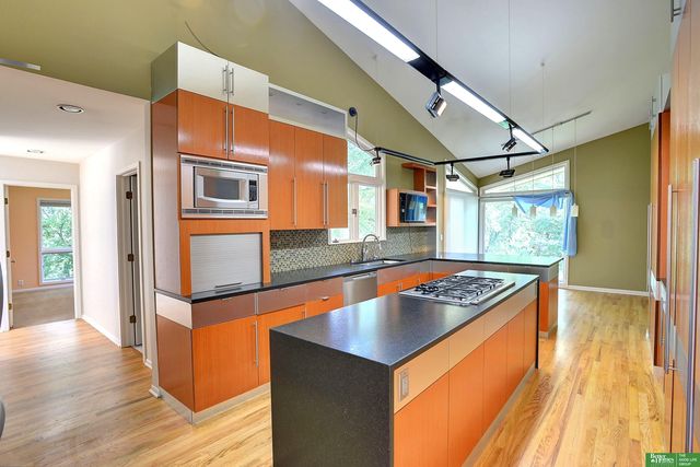 6018 Country Club Oaks Plaza, Omaha, NE 68152