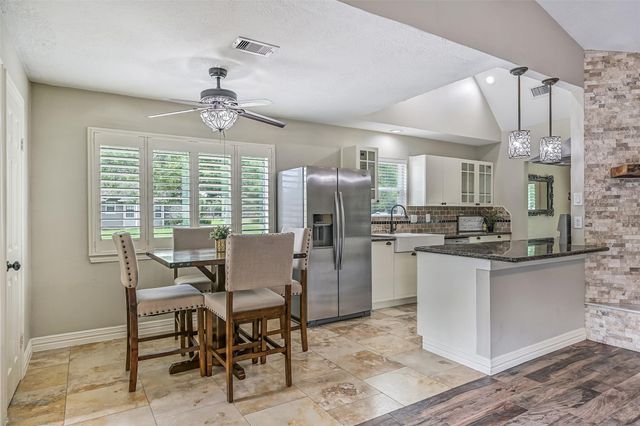 705 W Edgewood Drive, Friendswood, TX 77546