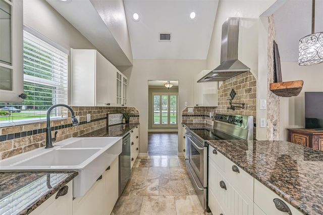 705 W Edgewood Drive, Friendswood, TX 77546