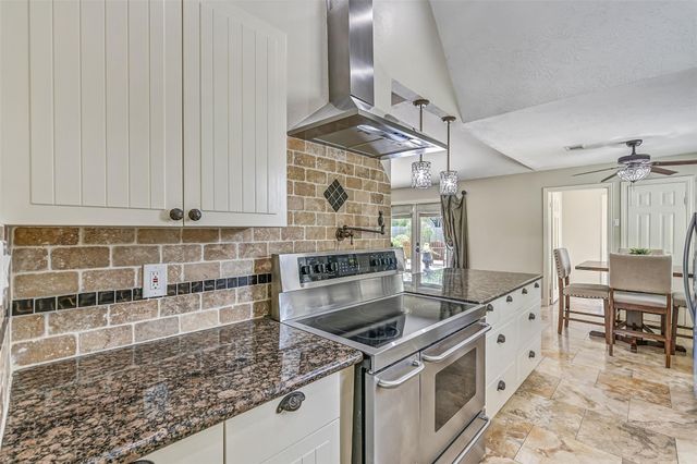 705 W Edgewood Drive, Friendswood, TX 77546