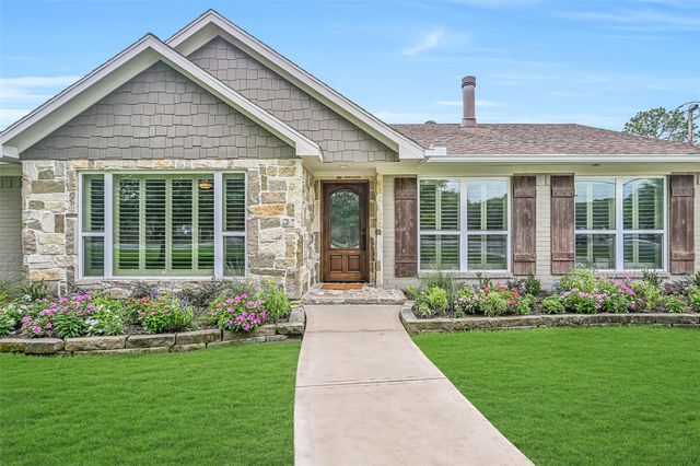 705 W Edgewood Drive, Friendswood, TX 77546